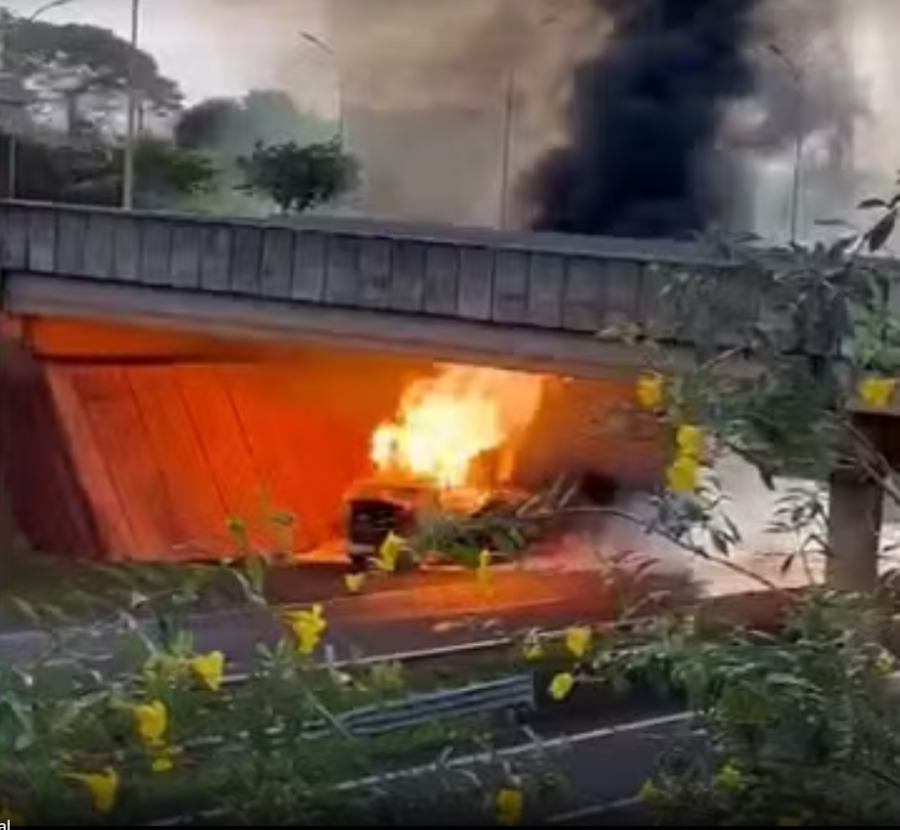 Incêndio em caminhão com botijões de gás fecha rodovia e mobiliza bombeiros em SP